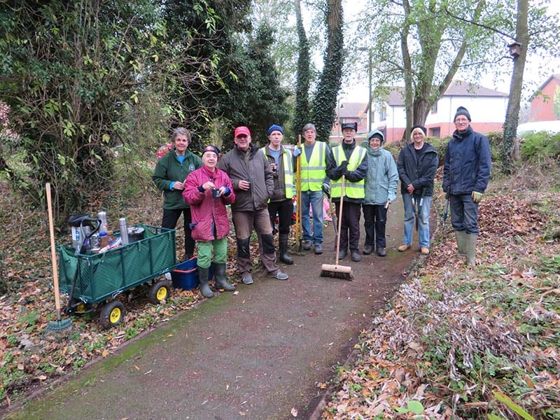 Our volunteers providing an ‘autumn clean’ to the Pond.